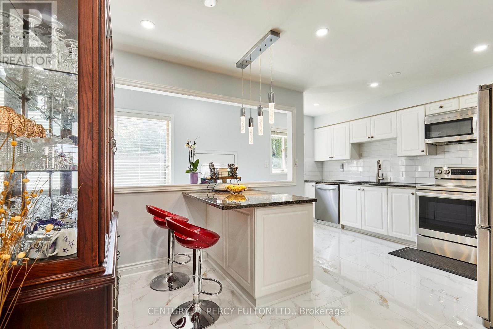 483 Ormond Drive, Oshawa, ON - Indoor Photo Showing Kitchen With Upgraded Kitchen