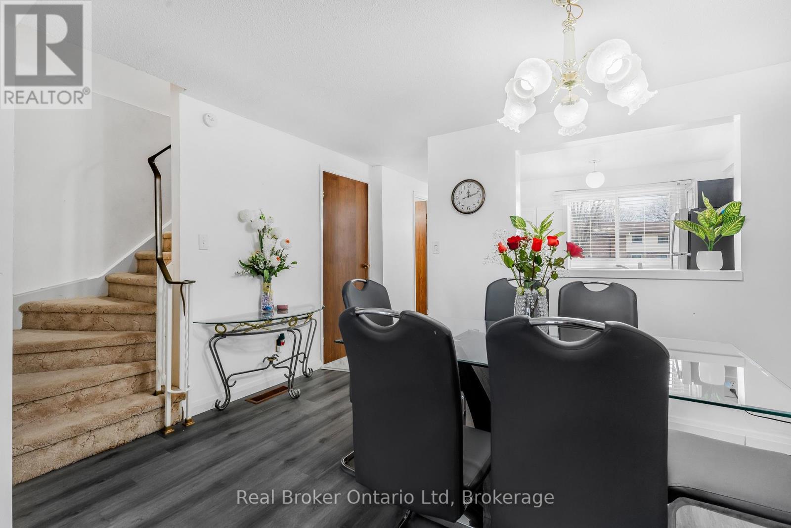 8 - 5982 Dunn Street, Niagara Falls (Arad/Fallsview), ON - Indoor Photo Showing Dining Room