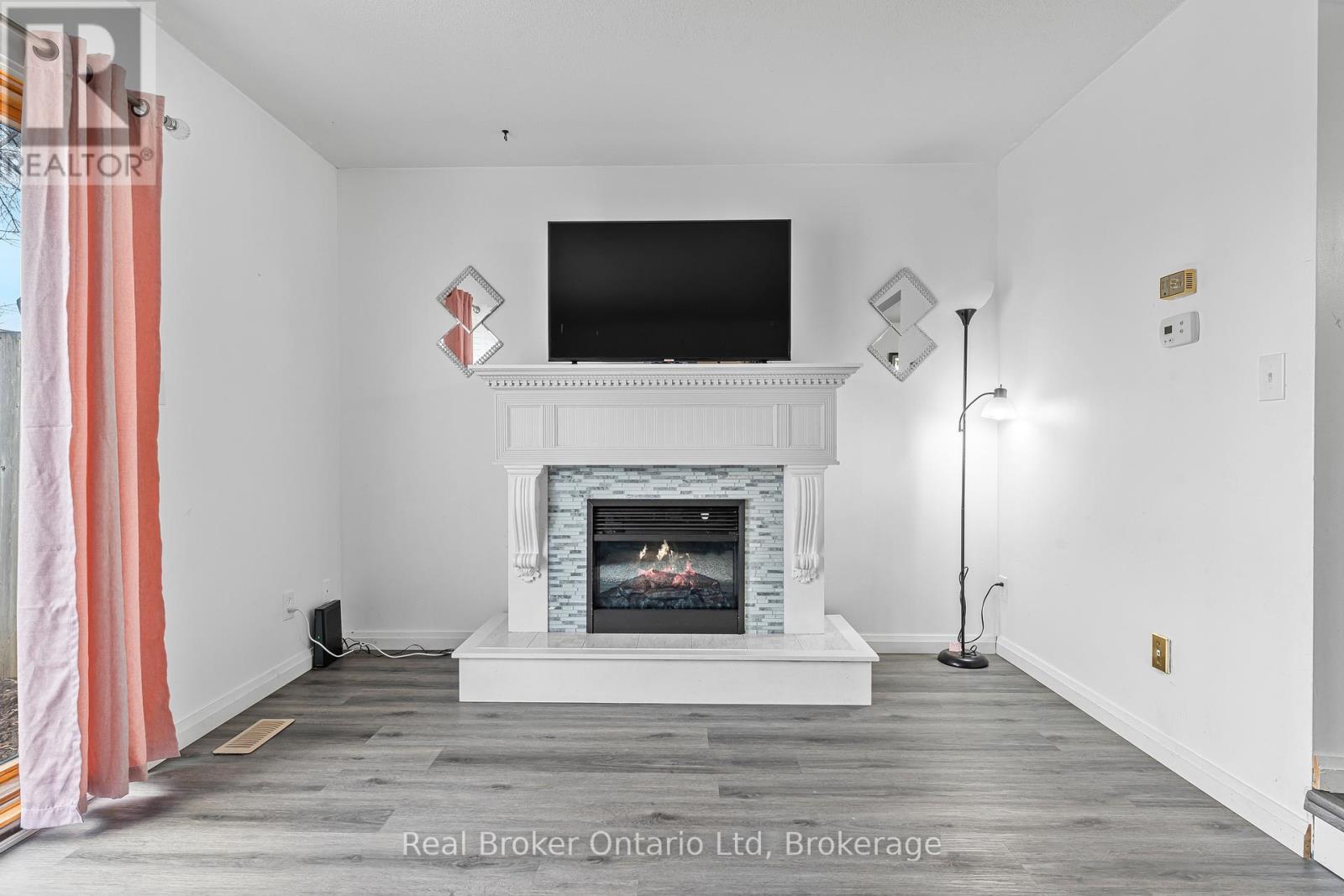 8 - 5982 Dunn Street, Niagara Falls (Arad/Fallsview), ON - Indoor Photo Showing Living Room With Fireplace