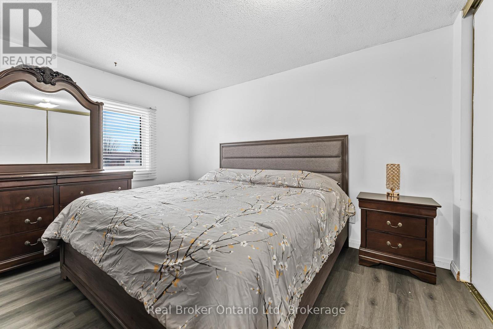 8 - 5982 Dunn Street, Niagara Falls (Arad/Fallsview), ON - Indoor Photo Showing Bedroom