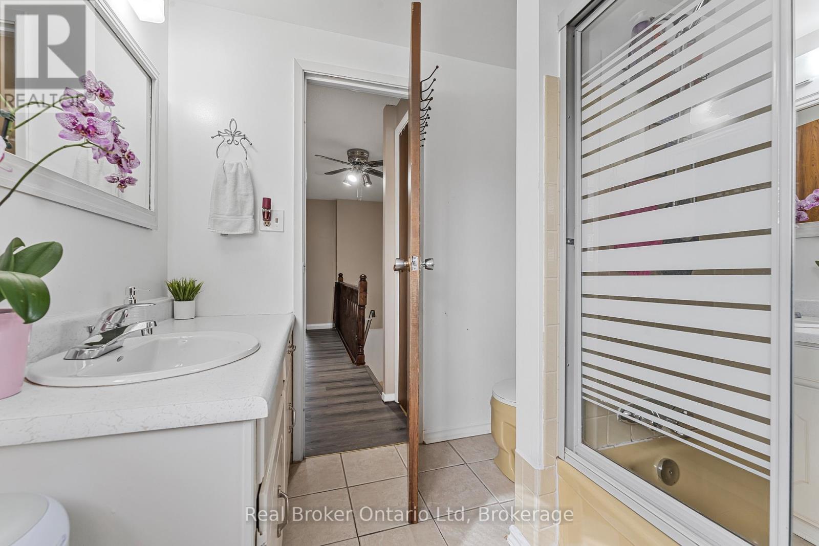 8 - 5982 Dunn Street, Niagara Falls (Arad/Fallsview), ON - Indoor Photo Showing Bathroom