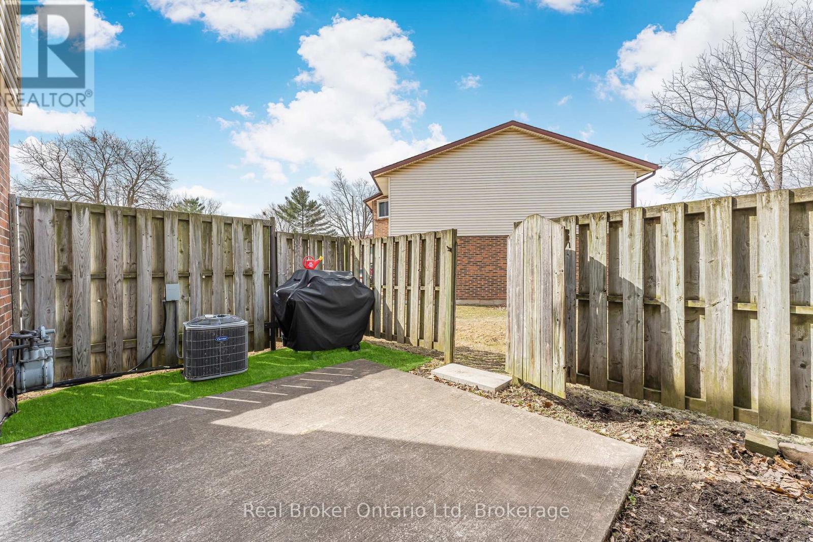 8 - 5982 Dunn Street, Niagara Falls (Arad/Fallsview), ON - Outdoor
