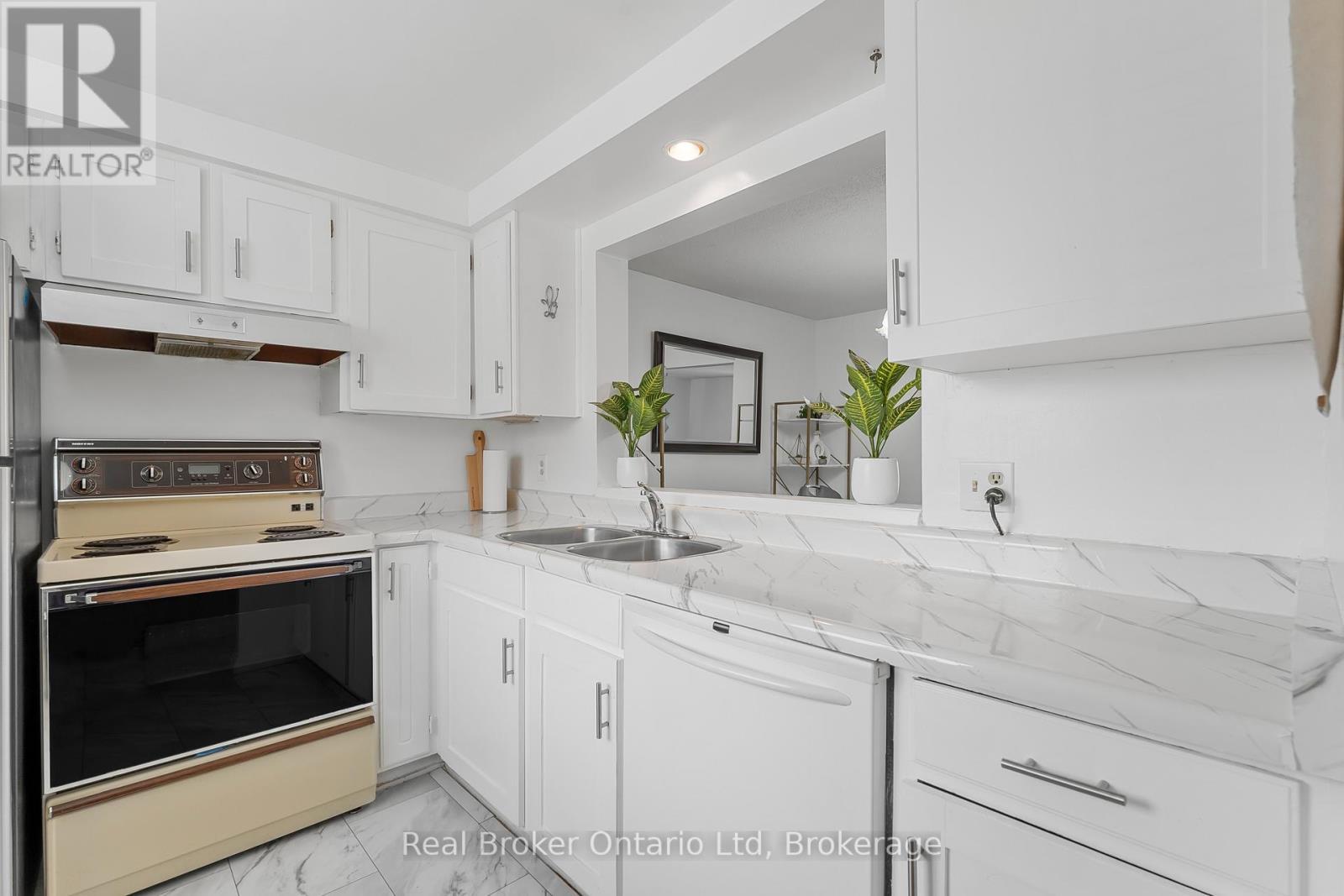8 - 5982 Dunn Street, Niagara Falls (Arad/Fallsview), ON - Indoor Photo Showing Kitchen With Double Sink