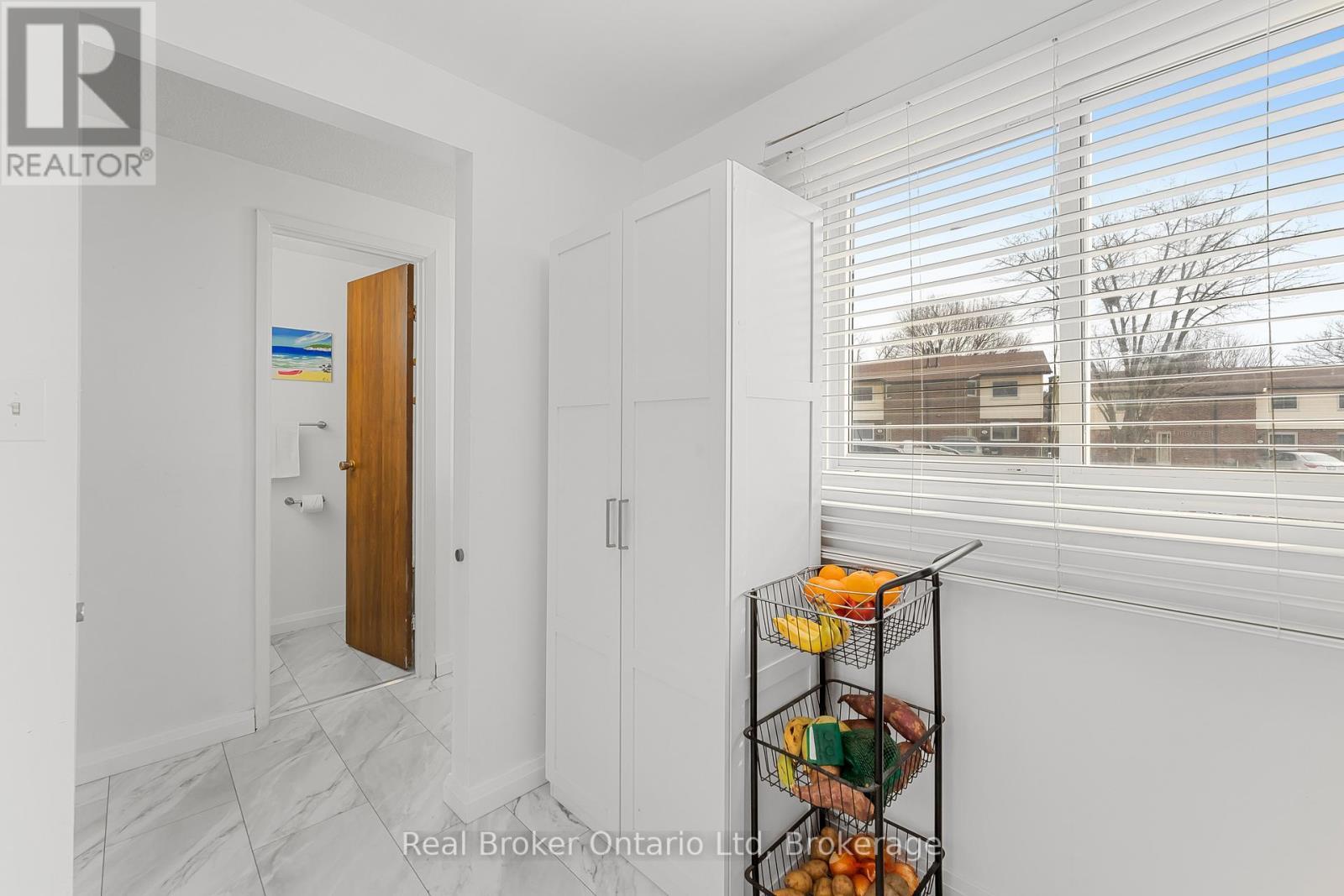 8 - 5982 Dunn Street, Niagara Falls (Arad/Fallsview), ON - Indoor Photo Showing Other Room