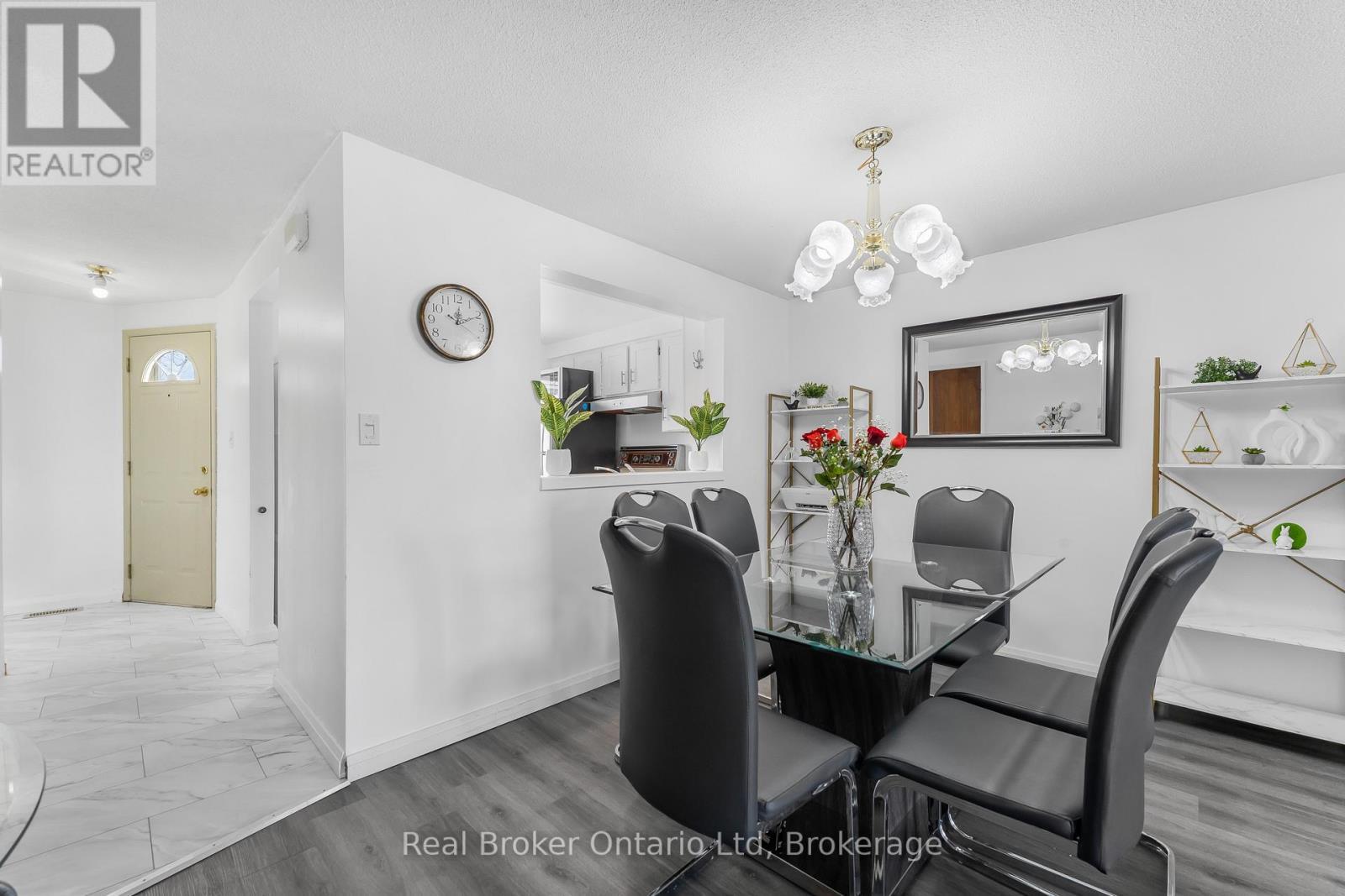 8 - 5982 Dunn Street, Niagara Falls (Arad/Fallsview), ON - Indoor Photo Showing Dining Room