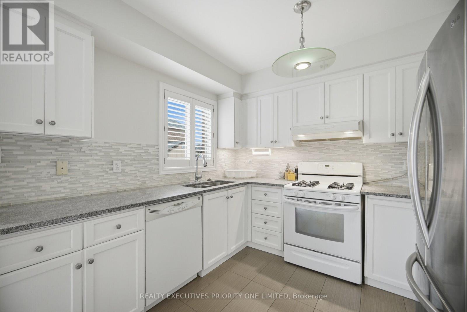 24 Archbury Circle, Caledon, ON - Indoor Photo Showing Kitchen With Double Sink