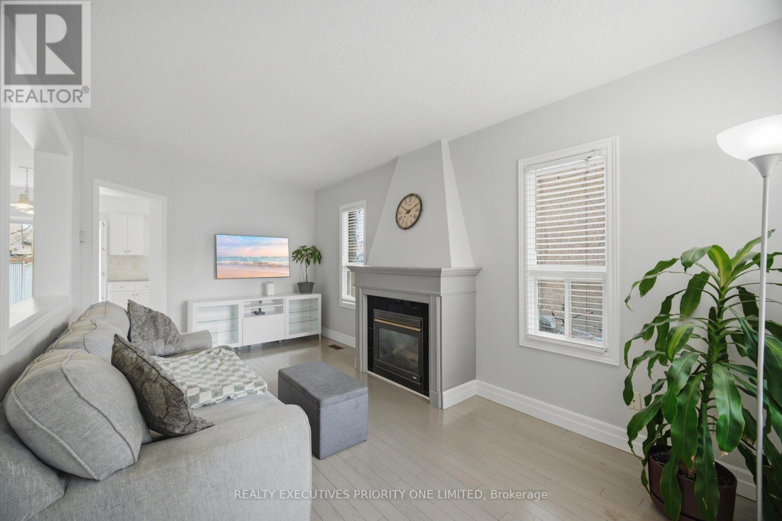 24 Archbury Circle, Caledon, ON - Indoor Photo Showing Living Room With Fireplace