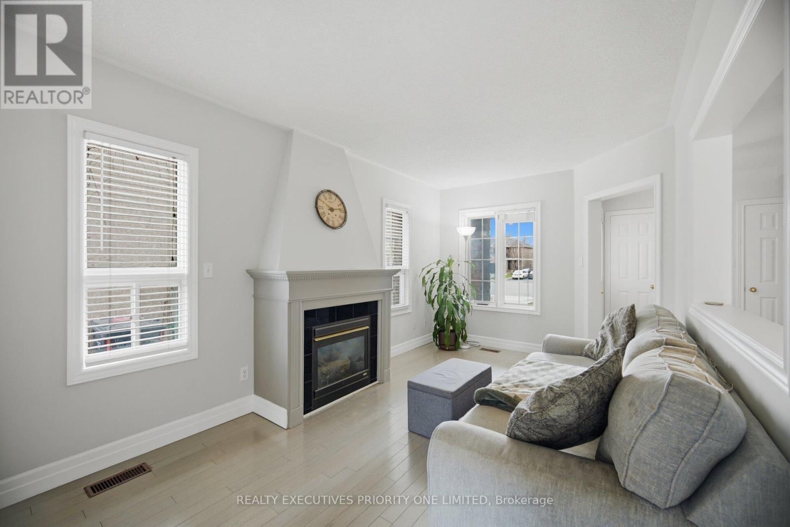 24 Archbury Circle, Caledon, ON - Indoor Photo Showing Living Room With Fireplace