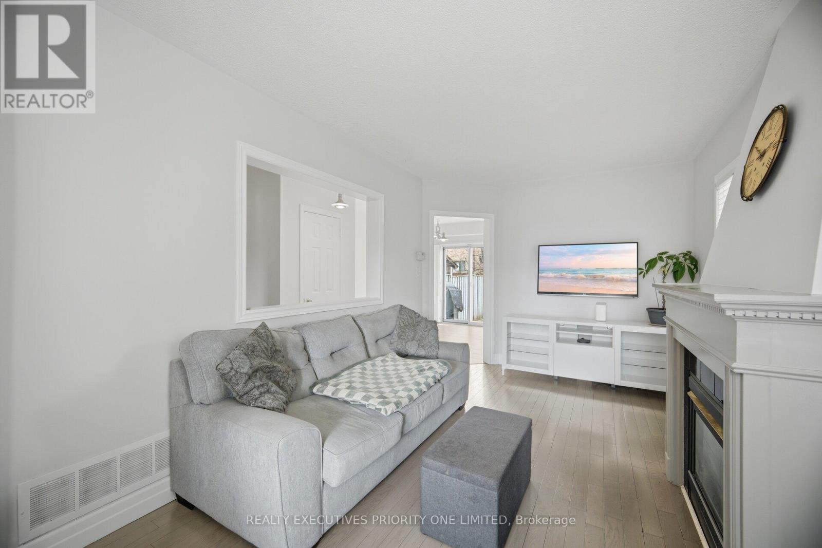 24 Archbury Circle, Caledon, ON - Indoor Photo Showing Living Room