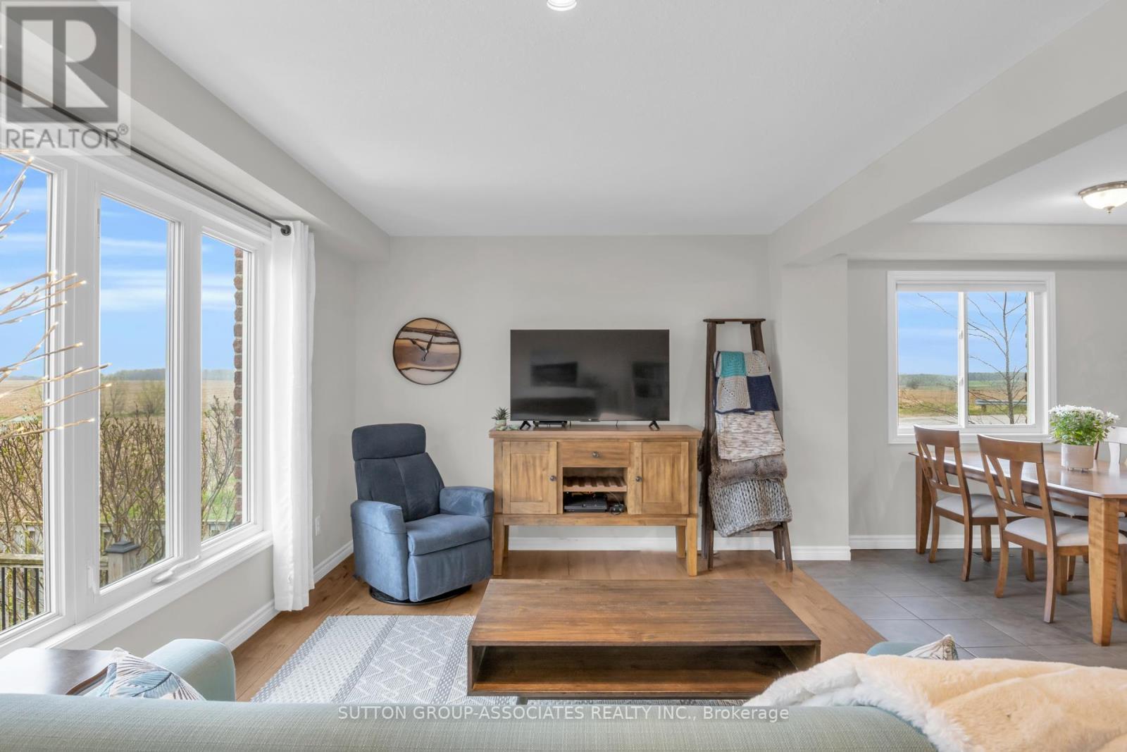 166 Maple Street, Mapleton, ON - Indoor Photo Showing Living Room