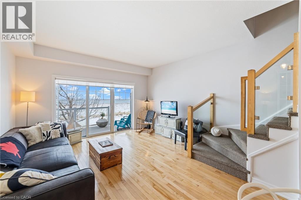 337 Beach Boulevard Unit# 3, Hamilton, ON - Indoor Photo Showing Living Room