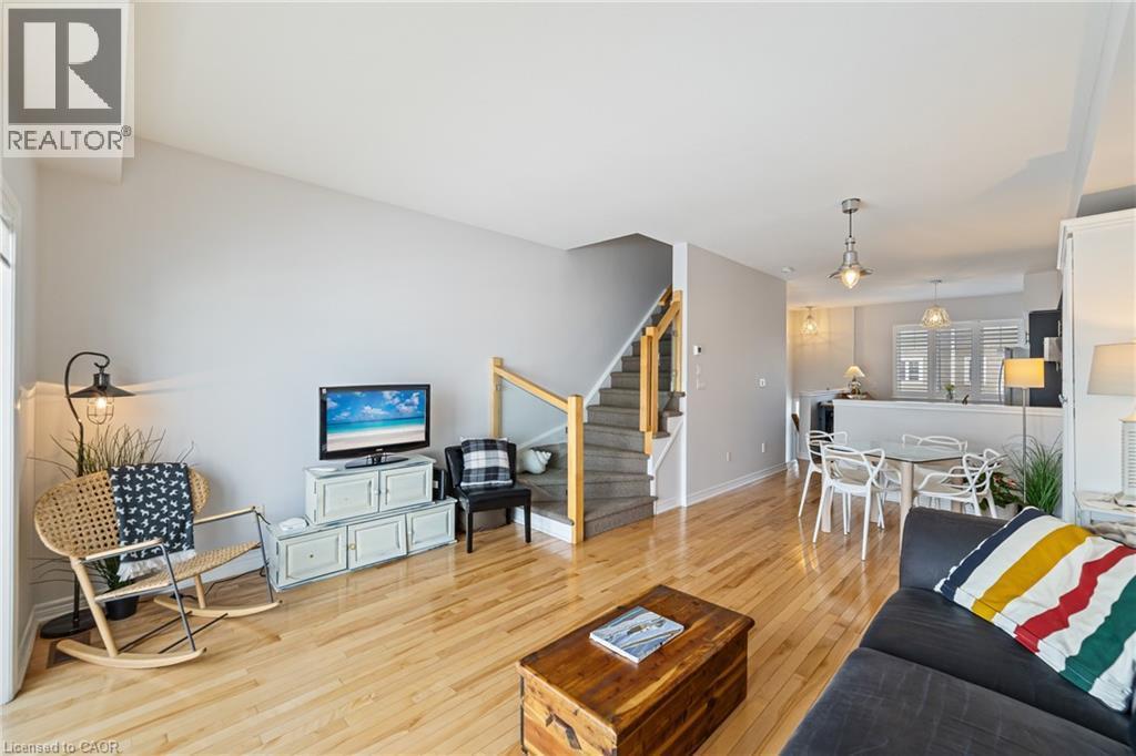 337 Beach Boulevard Unit# 3, Hamilton, ON - Indoor Photo Showing Living Room