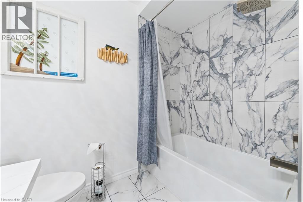 337 Beach Boulevard Unit# 3, Hamilton, ON - Indoor Photo Showing Bathroom