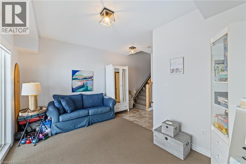 337 Beach Boulevard Unit# 3, Hamilton, ON - Indoor Photo Showing Living Room