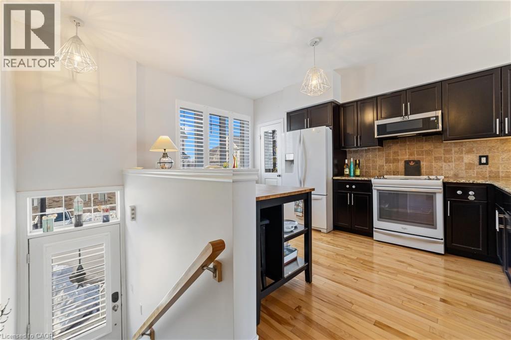 337 Beach Boulevard Unit# 3, Hamilton, ON - Indoor Photo Showing Kitchen