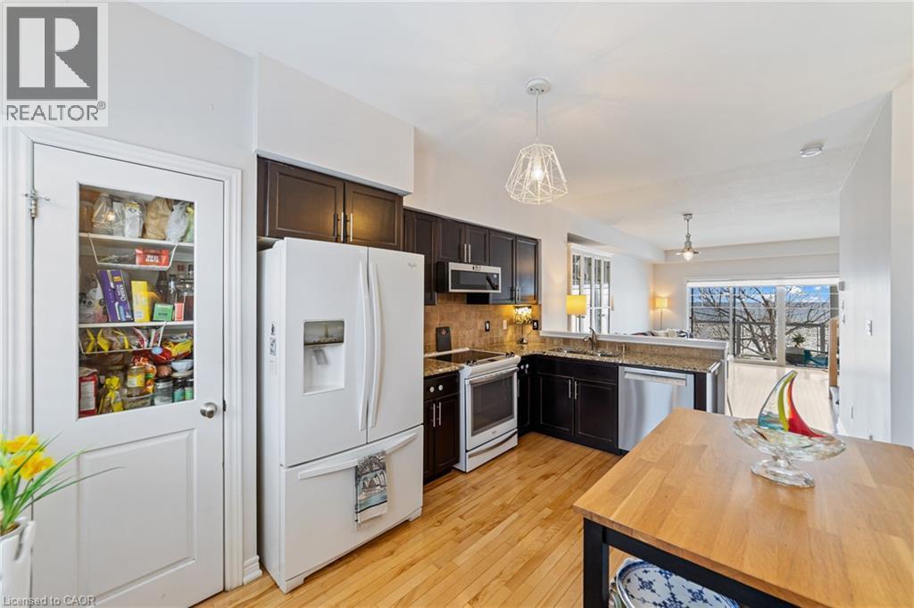 337 Beach Boulevard Unit# 3, Hamilton, ON - Indoor Photo Showing Kitchen