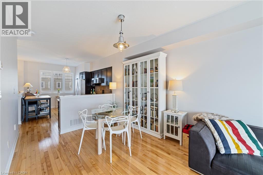 337 Beach Boulevard Unit# 3, Hamilton, ON - Indoor Photo Showing Dining Room