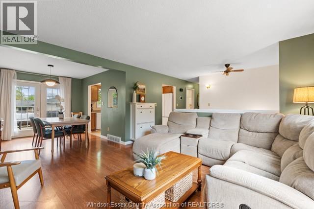 28 Vanier Drive, Tilbury, ON - Indoor Photo Showing Living Room