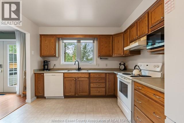 28 Vanier Drive, Tilbury, ON - Indoor Photo Showing Kitchen With Double Sink