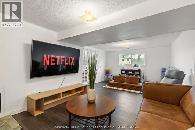 28 Vanier Drive, Tilbury, ON - Indoor Photo Showing Living Room