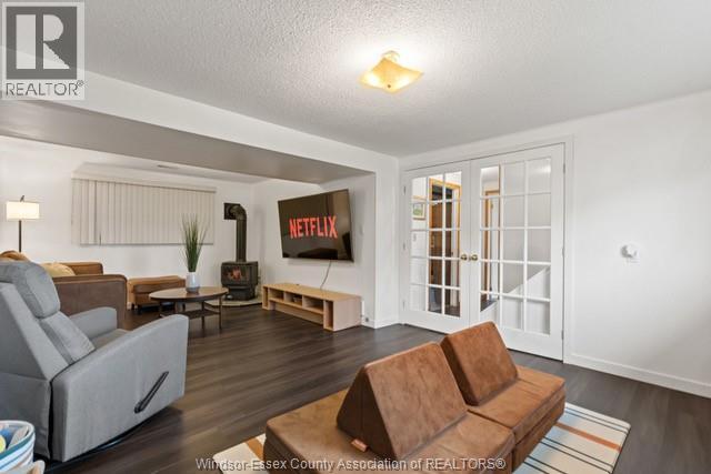 28 Vanier Drive, Tilbury, ON - Indoor Photo Showing Living Room