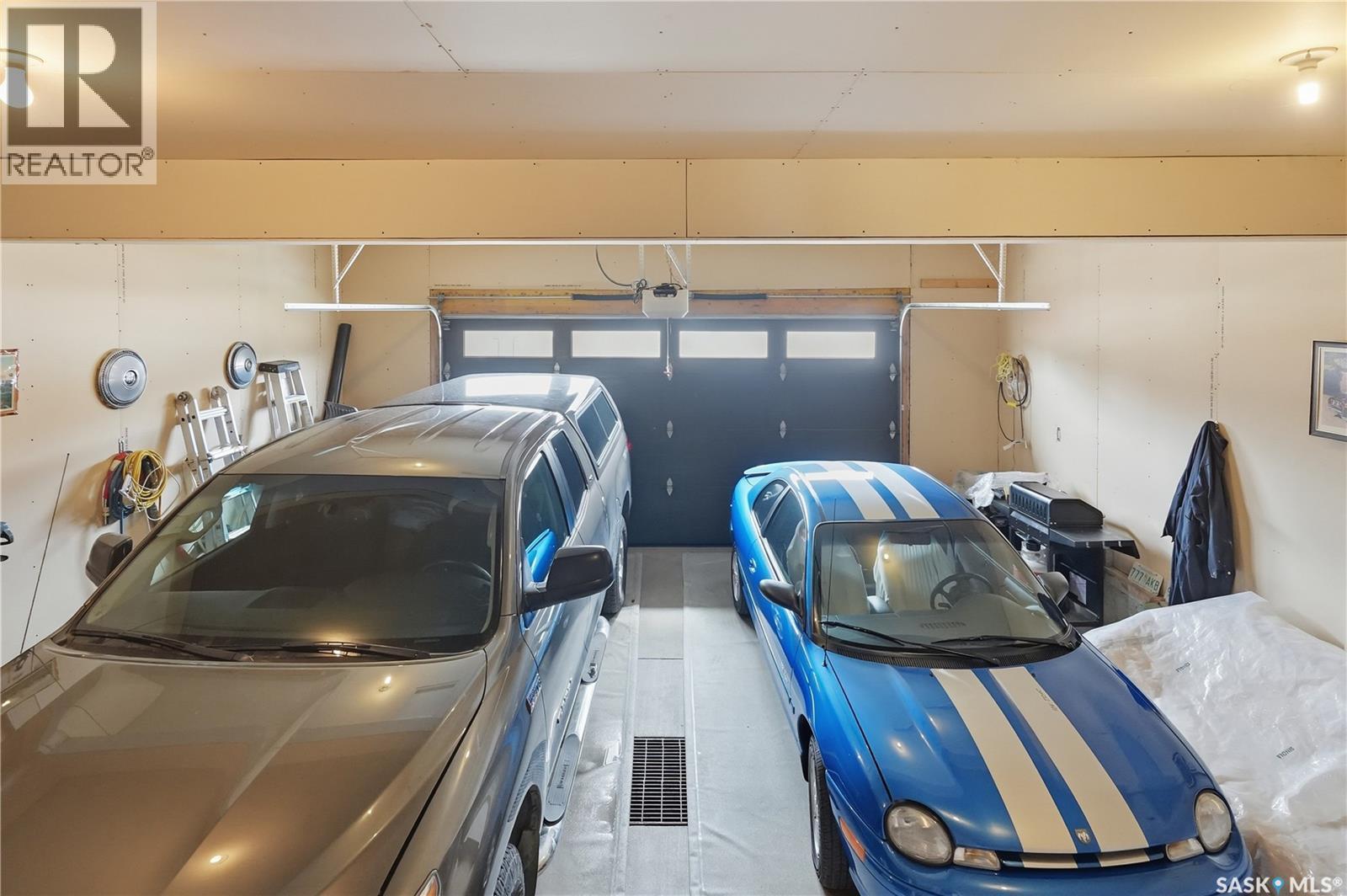 4009 Alton Crescent, Regina, SK - Indoor Photo Showing Garage