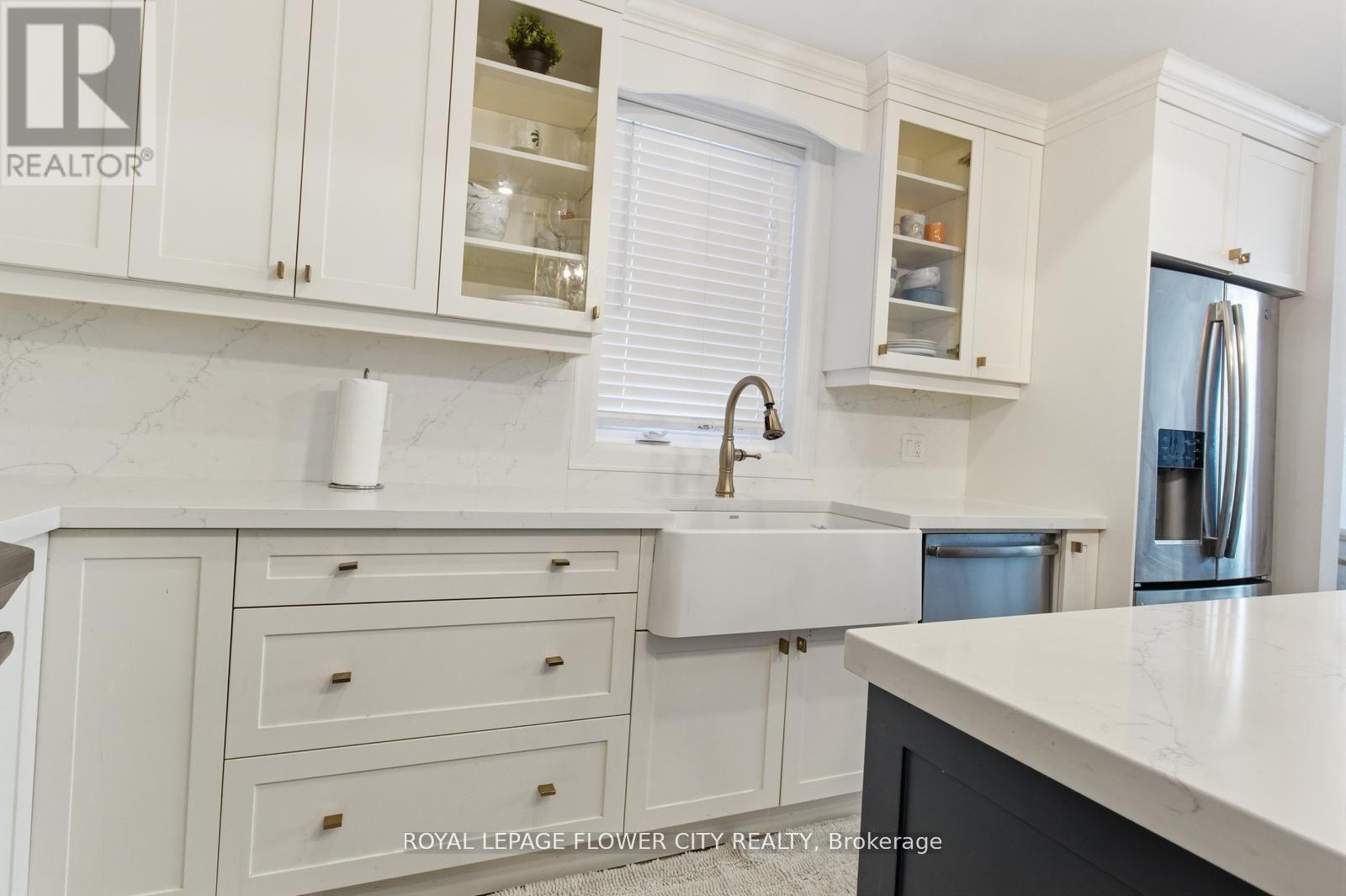 13 Grafton Avenue, Hamilton, ON - Indoor Photo Showing Kitchen With Upgraded Kitchen