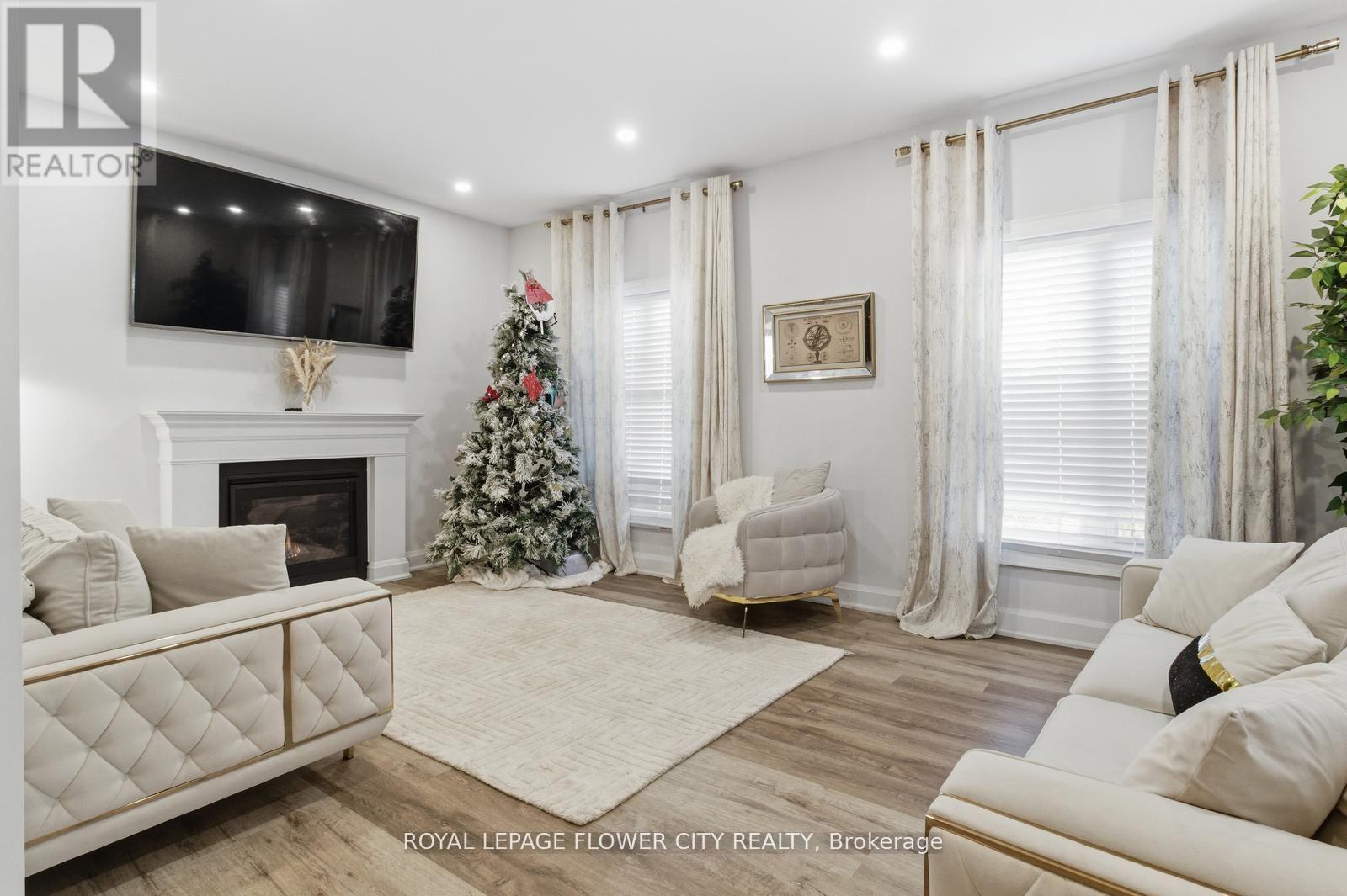 13 Grafton Avenue, Hamilton, ON - Indoor Photo Showing Living Room With Fireplace