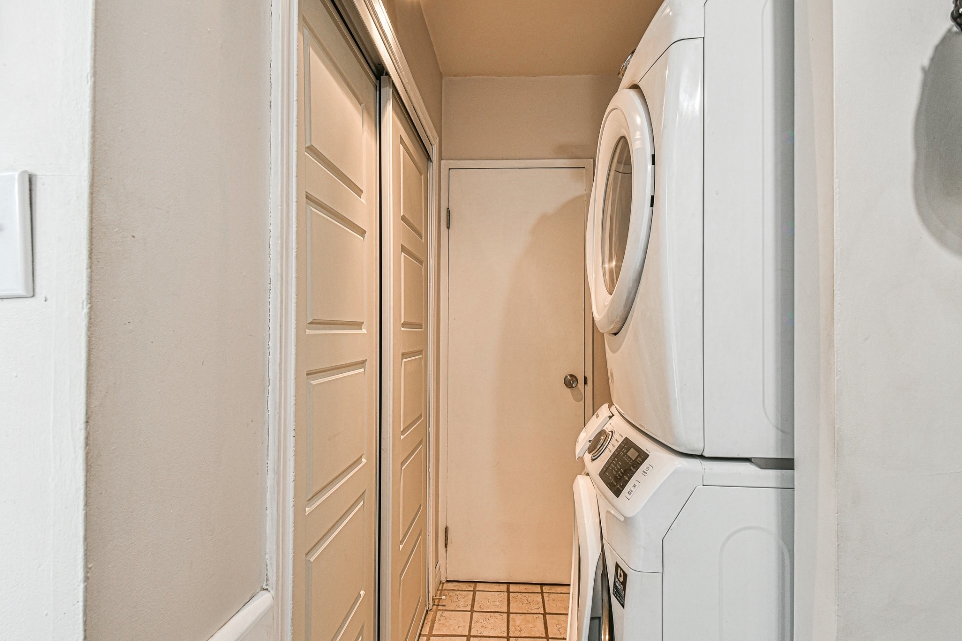Corridor - 340 Rue Des Plaines, Sainte-Adèle, QC - Indoor Photo Showing Laundry Room