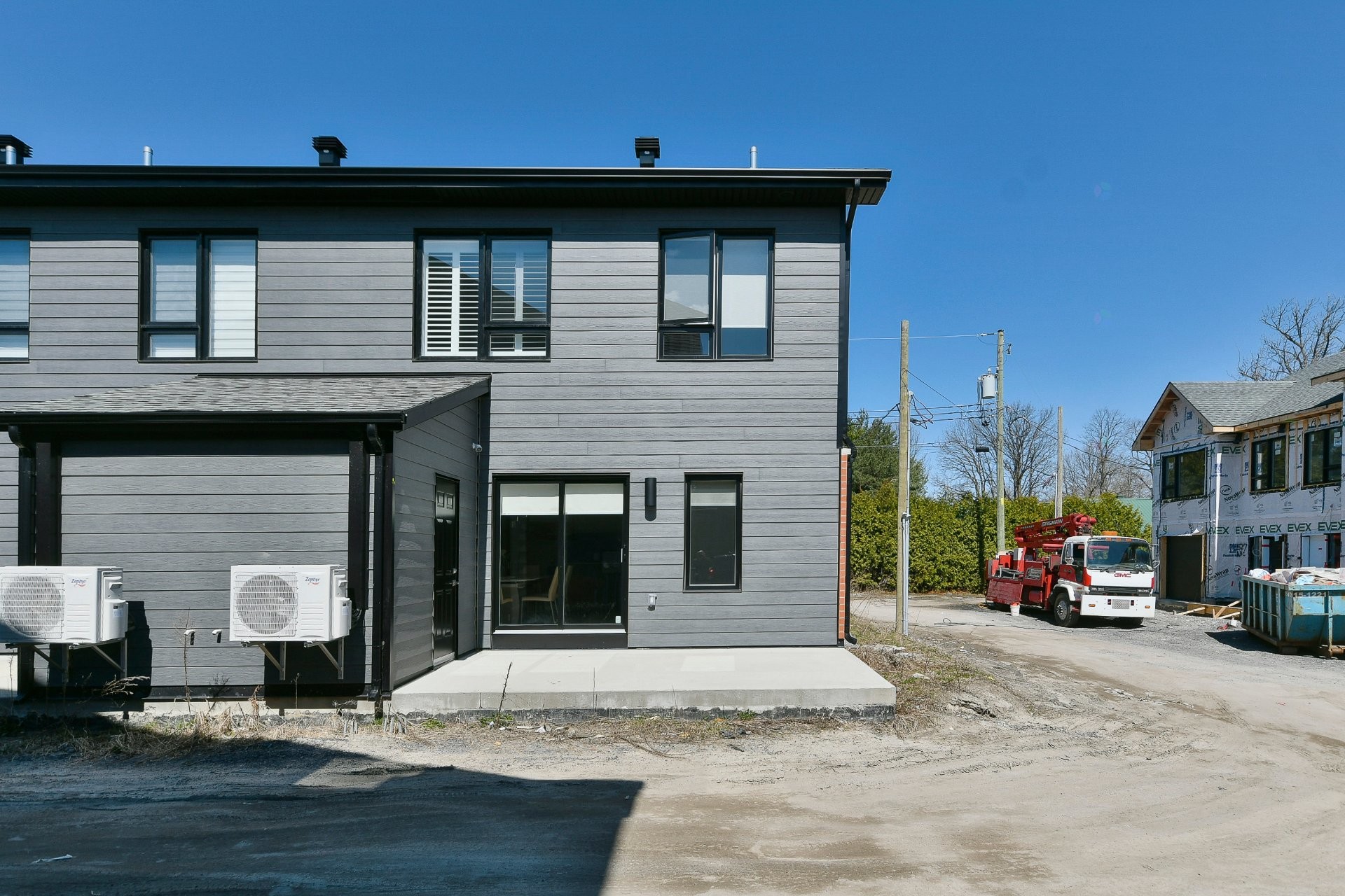 Back of Structure - A-523Z Rg De L'Achigan, L'Assomption, QC - Outdoor