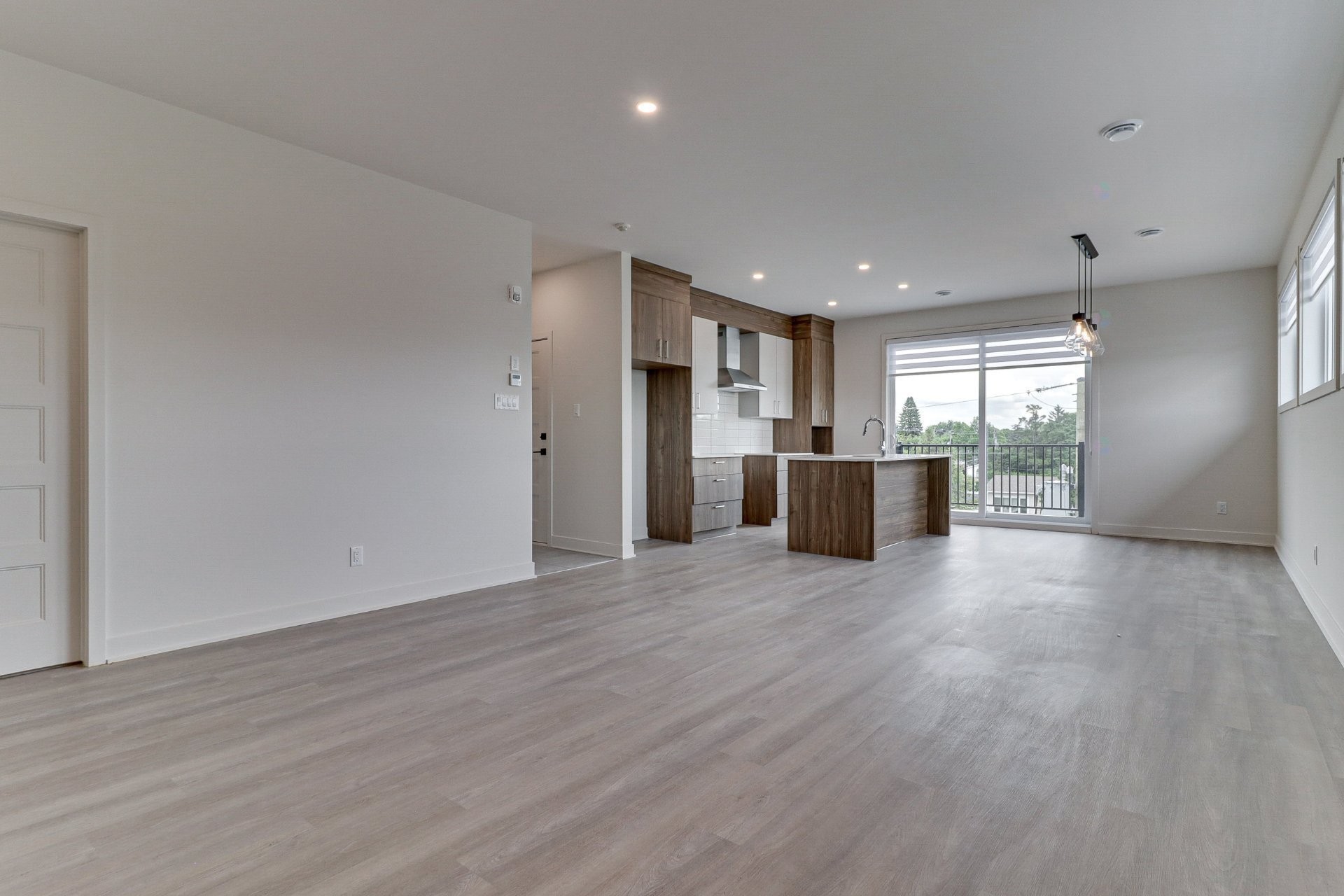 Overall view - 4-2050 Boul. De Blois, Laval (Duvernay), QC - Indoor