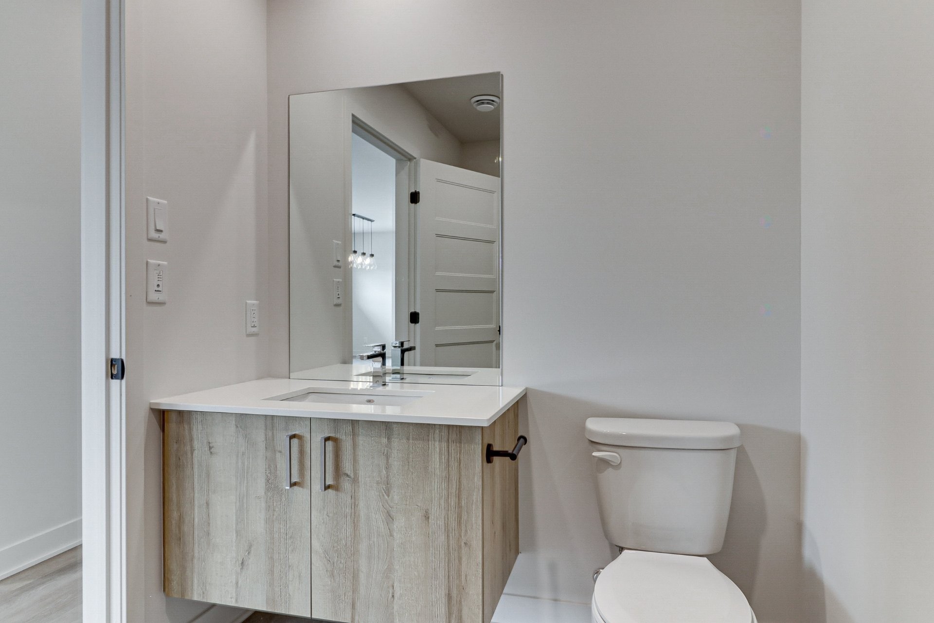 Powder room - 4-2050 Boul. De Blois, Laval (Duvernay), QC - Indoor Photo Showing Bathroom