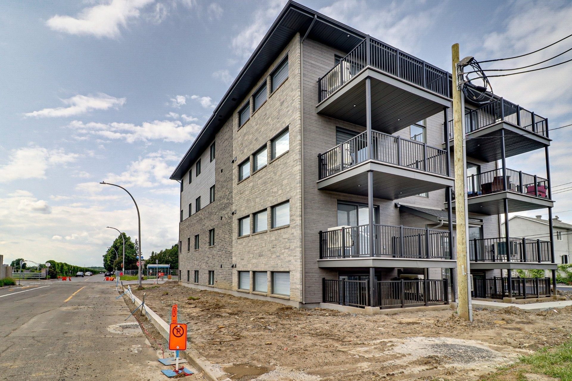 Back of Structure - 4-2050 Boul. De Blois, Laval (Duvernay), QC - Outdoor