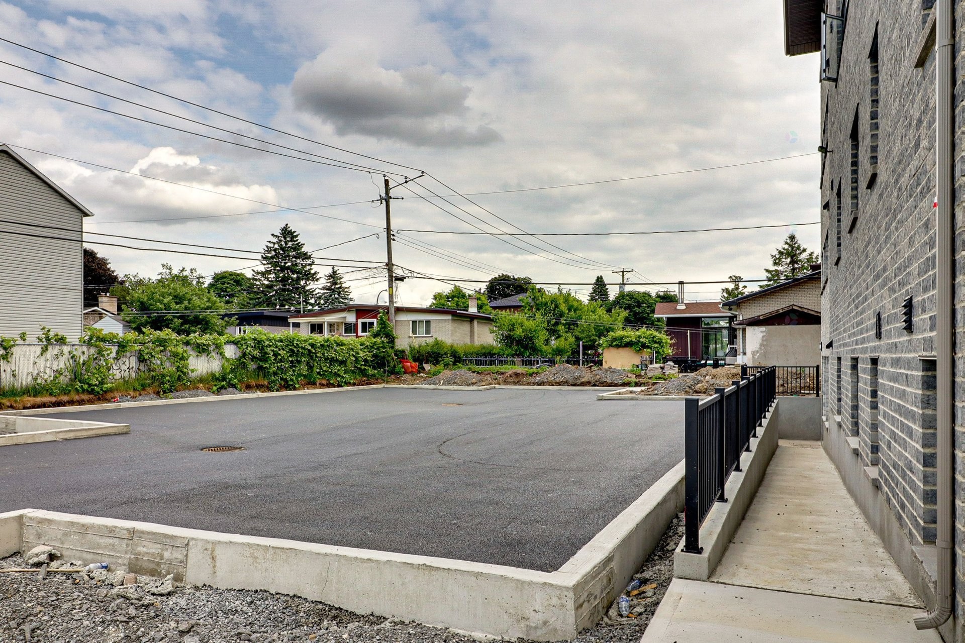 Parking - 4-2050 Boul. De Blois, Laval (Duvernay), QC - Outdoor