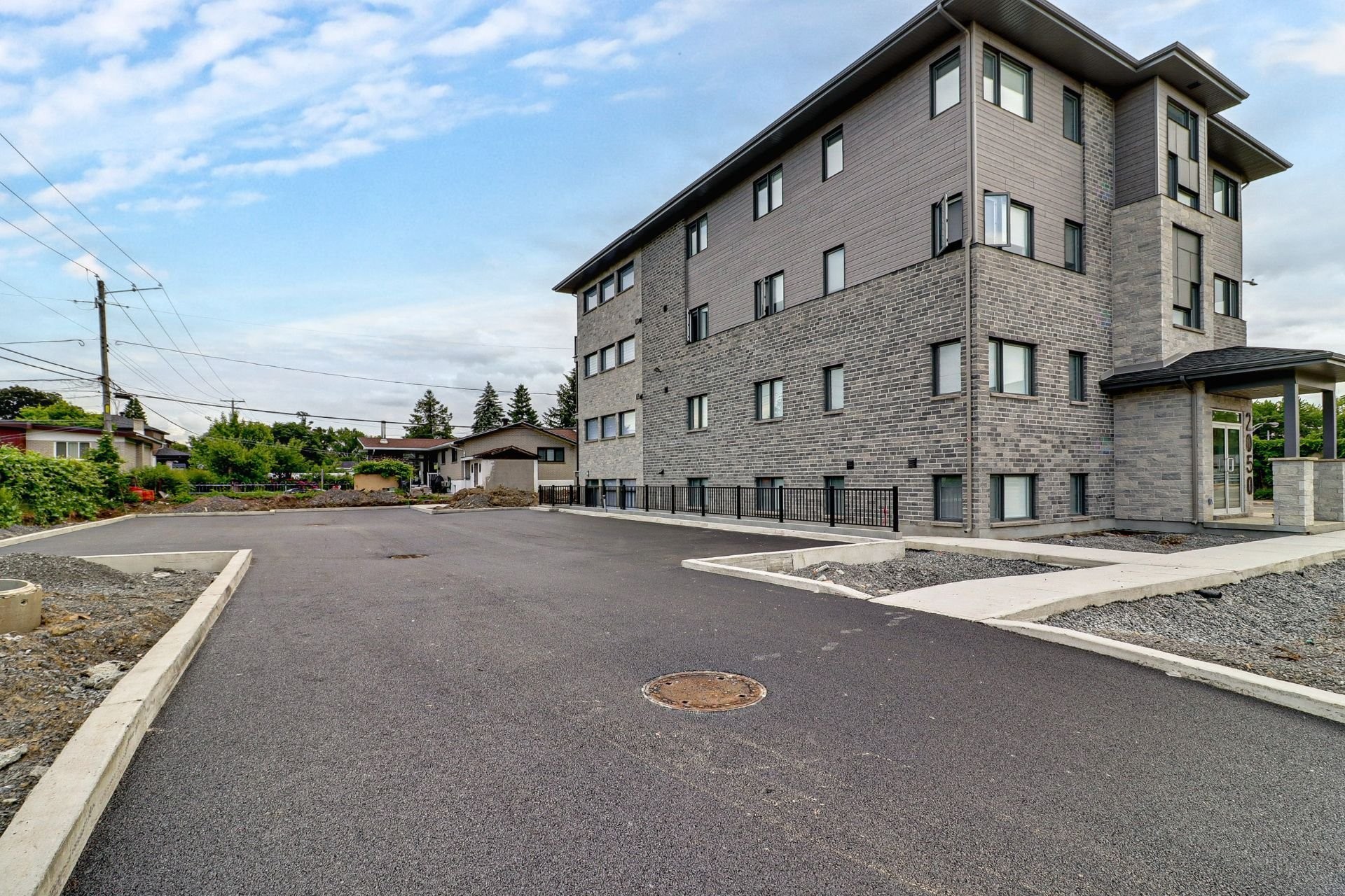 Parking - 4-2050 Boul. De Blois, Laval (Duvernay), QC - Outdoor