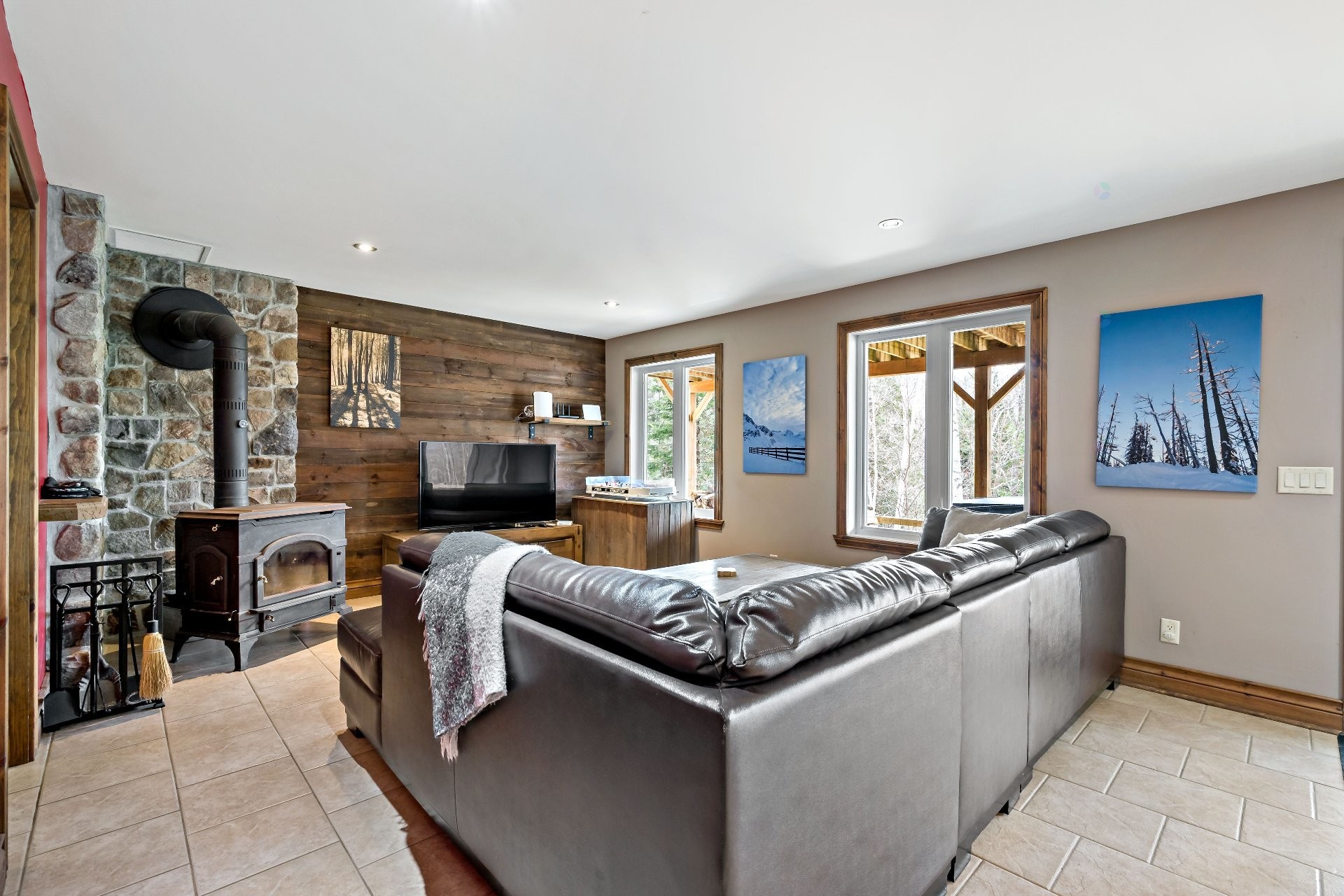Salle familiale - 345 - 347 Ch. Grenier, Lac-Supérieur, QC