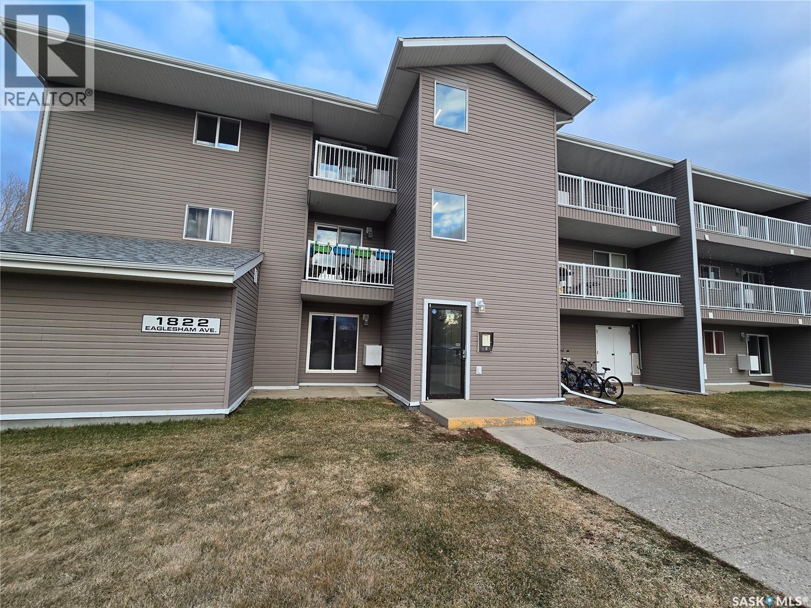 301 1822 Eaglesham Avenue, Weyburn, SK - Outdoor