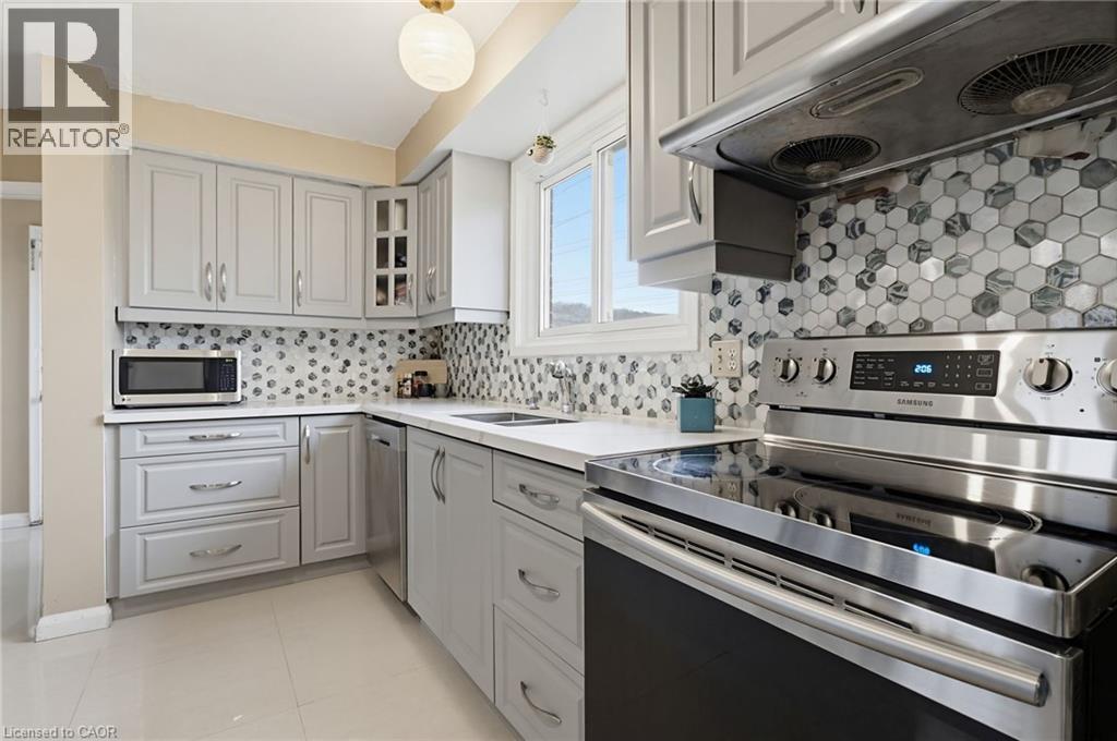 55 Yarmouth Court, Hamilton, ON - Indoor Photo Showing Kitchen With Double Sink