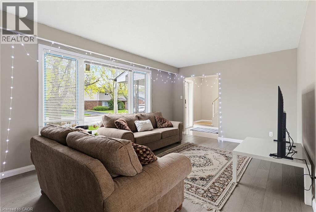 55 Yarmouth Court, Hamilton, ON - Indoor Photo Showing Living Room