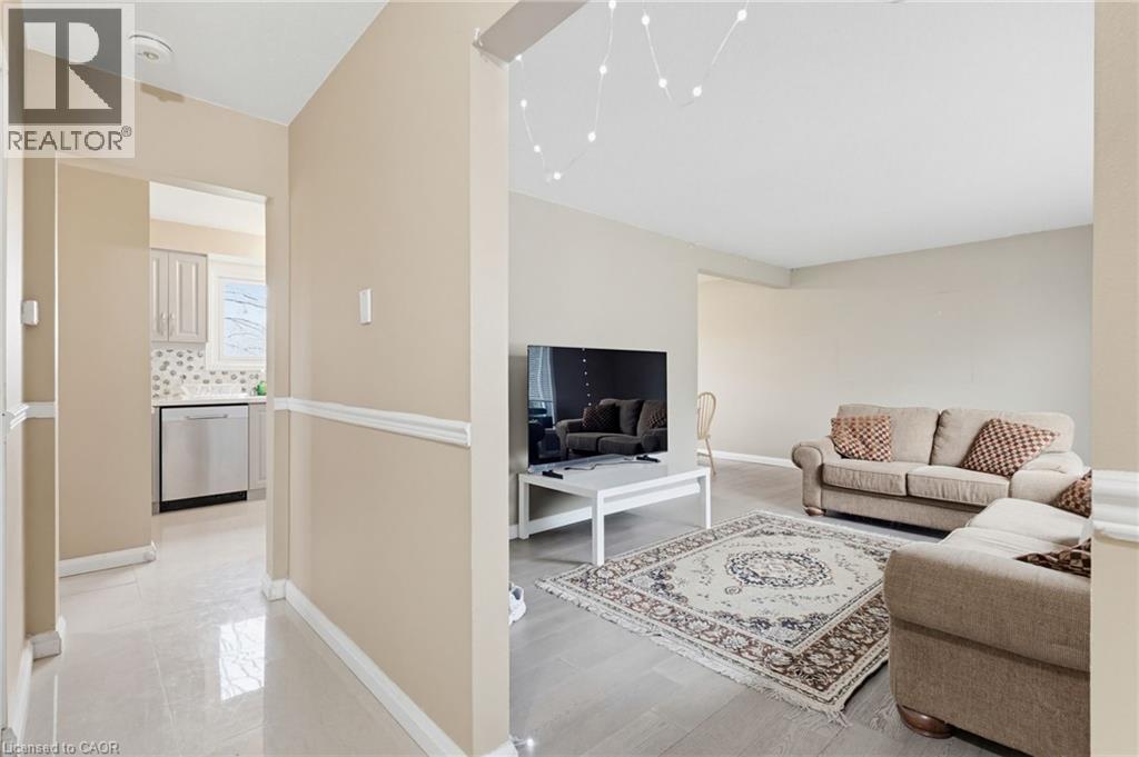 55 Yarmouth Court, Hamilton, ON - Indoor Photo Showing Living Room