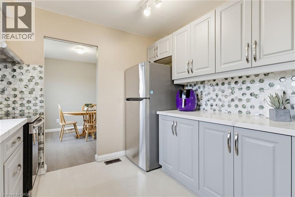 55 Yarmouth Court, Hamilton, ON - Indoor Photo Showing Kitchen