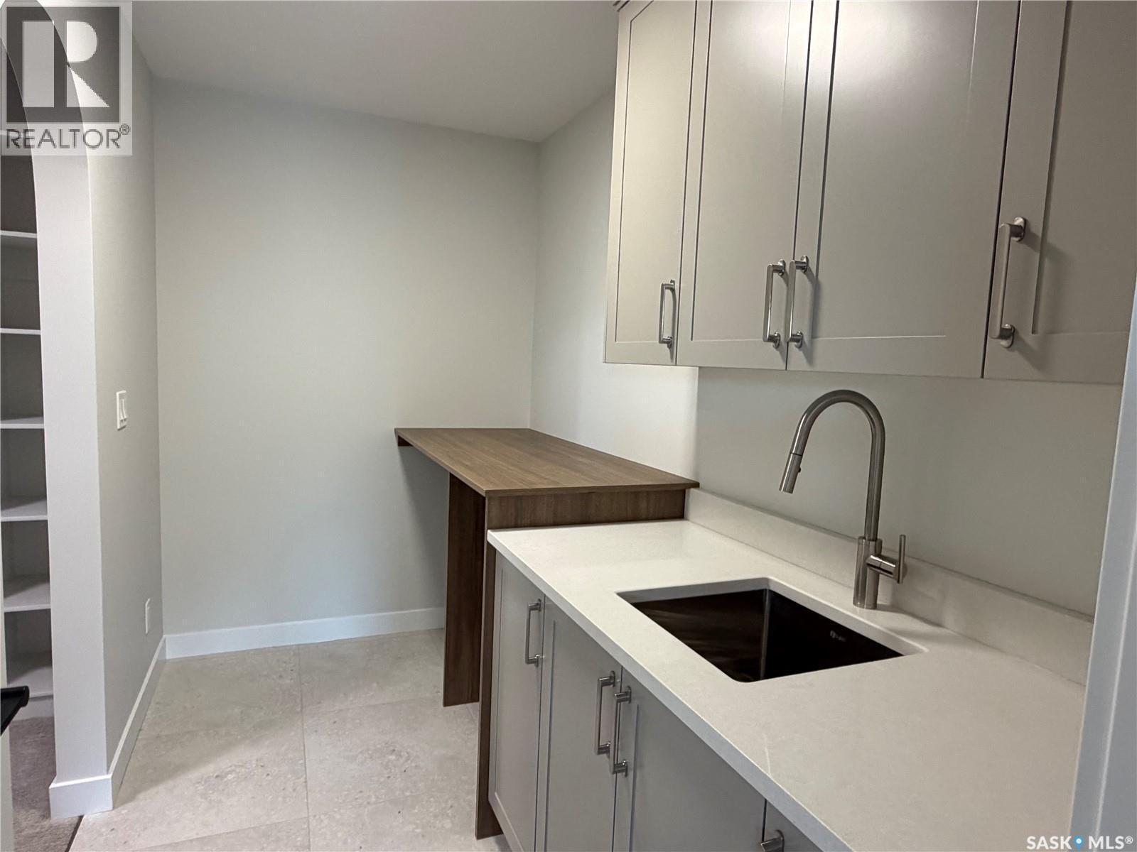310 Traeger Manor, Saskatoon, SK - Indoor Photo Showing Kitchen