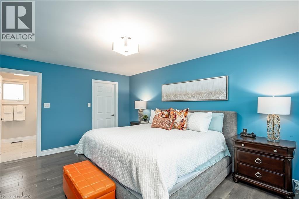 2475 Cavendish Drive, Burlington, ON - Indoor Photo Showing Bedroom