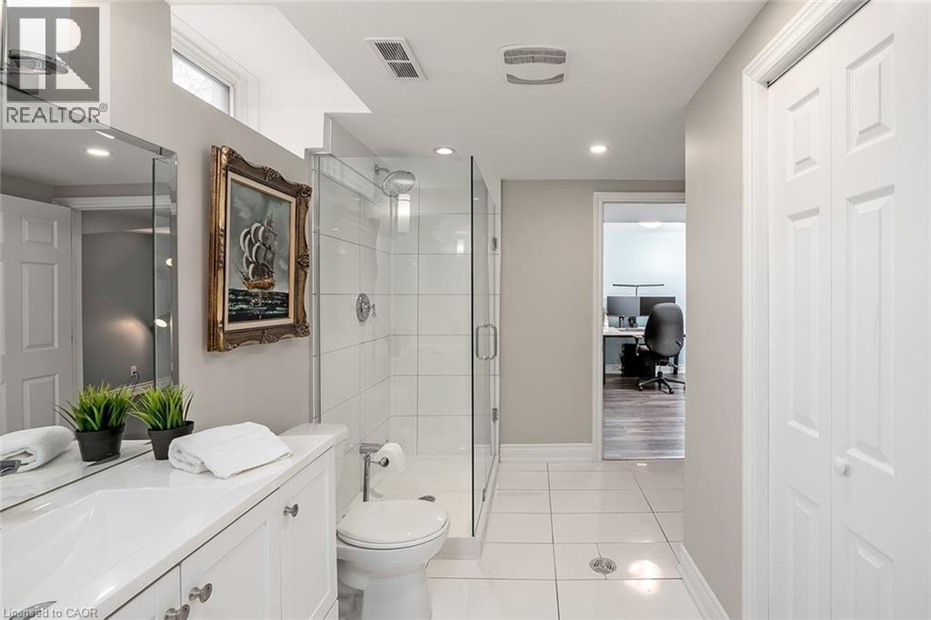 2475 Cavendish Drive, Burlington, ON - Indoor Photo Showing Bathroom