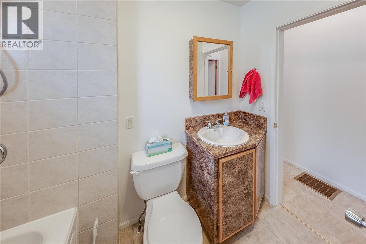 1734 Third Avenue, Trail, BC - Indoor Photo Showing Bathroom