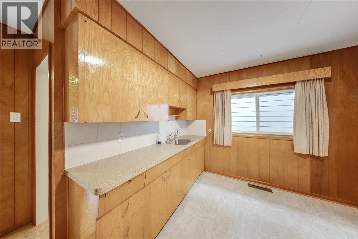 1734 Third Avenue, Trail, BC - Indoor