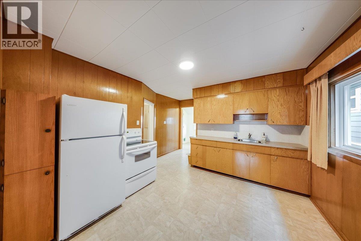 1734 Third Avenue, Trail, BC - Indoor Photo Showing Kitchen