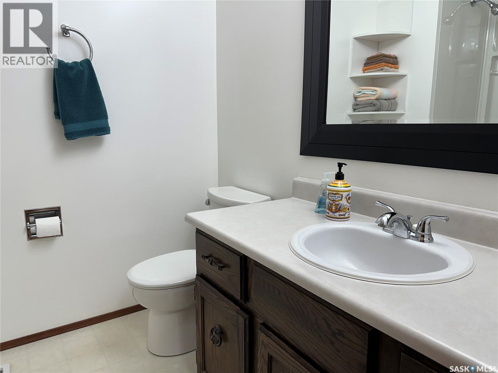 606 Staveley Crescent, Weyburn, SK - Indoor Photo Showing Bathroom