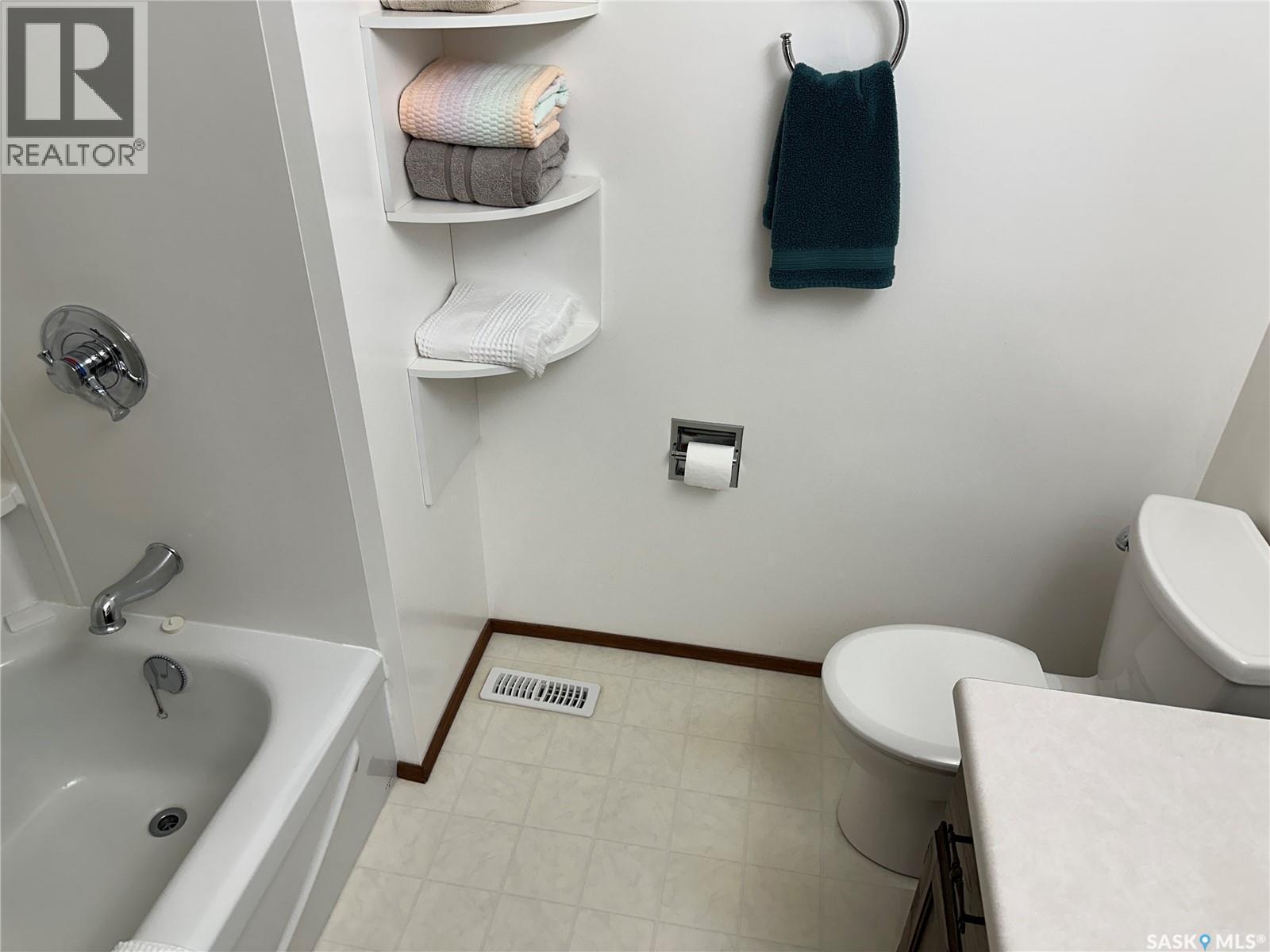 606 Staveley Crescent, Weyburn, SK - Indoor Photo Showing Bathroom