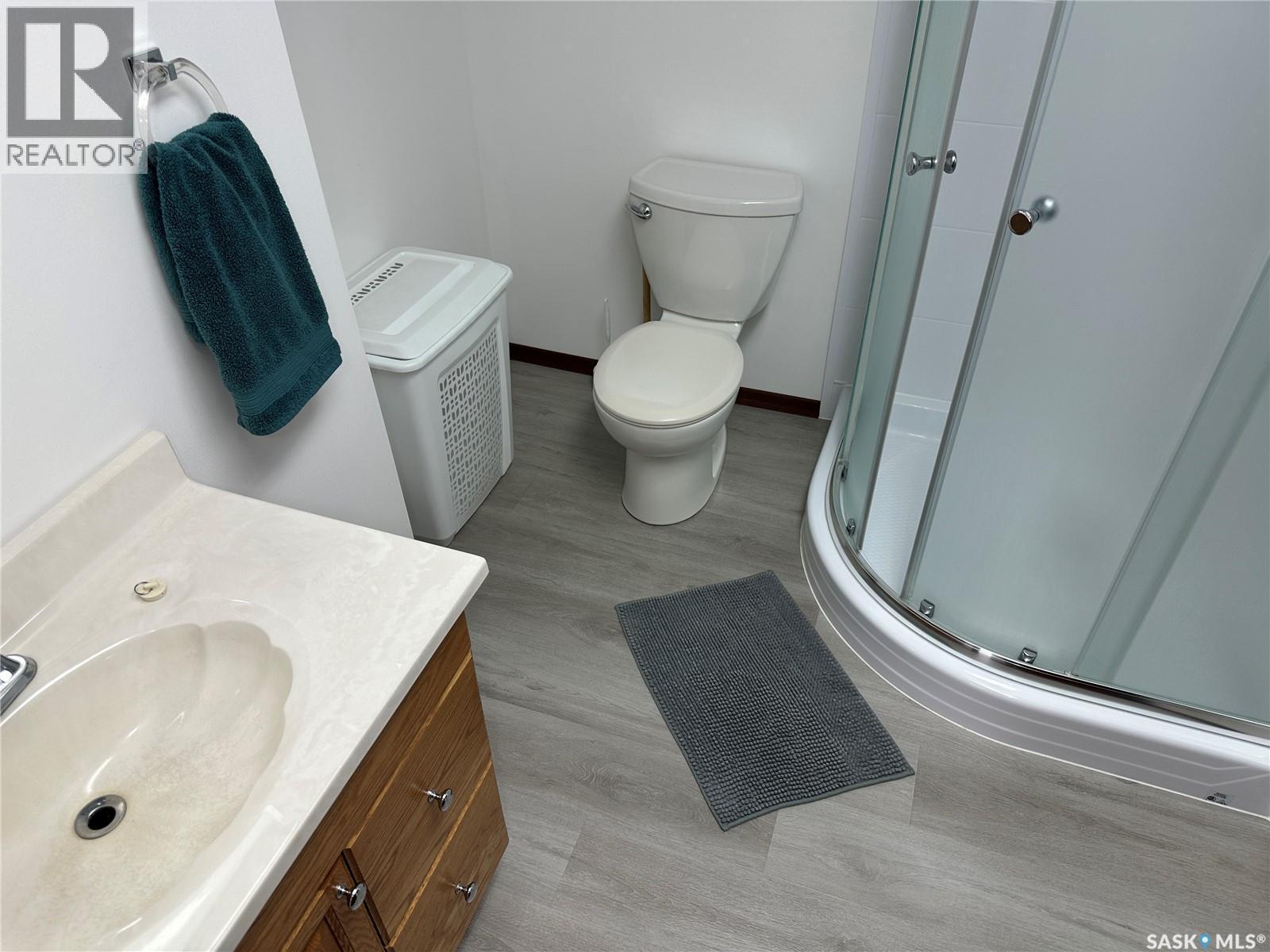 606 Staveley Crescent, Weyburn, SK - Indoor Photo Showing Bathroom